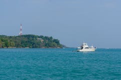 Bello mare del paesaggio vicino al pilastro del ponte alla spiaggia delle attrazioni famose del capo di Laem Panwa nell'isola di Fotografie Stock Libere da Diritti Bello mare del paesaggio vicino al pilastro del ponte alla spiaggia delle attrazioni famose del capo di Laem Panwa nell'isola di Fotografie Stock Libere da Diritti