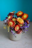 Bello mazzo dei fiori variopinti di autunno fotografia stock libera da diritti Bello mazzo dei fiori variopinti di autunno fotografia stock libera da diritti