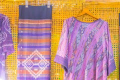 Bello modellato sull'indumento, sulla seta e sull'abbigliamento tailandesi di nordest di stile da vendere al mercato delle pulci fotografia stock libera da diritti Bello modellato sull'indumento, sulla seta e sull'abbigliamento tailandesi di nordest di stile da vendere al mercato delle pulci fotografia stock libera da diritti
