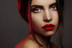 Bello modello con trucco di modo Donna sexy con trucco rosso delle labbra di fascino, forti ombretti, acconciatura del ritratto Fotografia Stock Libera da Diritti Bello modello con trucco di modo Donna sexy con trucco rosso delle labbra di fascino, forti ombretti, acconciatura del ritratto Fotografia Stock Libera da Diritti
