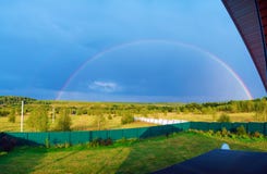 Bello paesaggio della natura con il doppio arcobaleno pieno sopra panorama del campo fotografia stock Bello paesaggio della natura con il doppio arcobaleno pieno sopra panorama del campo fotografia stock