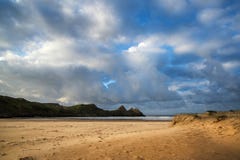 Bello paesaggio di alba di estate sopra la spiaggia sabbiosa gialla fotografia stock Bello paesaggio di alba di estate sopra la spiaggia sabbiosa gialla fotografia stock