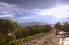 Bello paesaggio di un modo turistico che passa nel paesino di montagna fotografia stock Bello paesaggio di un modo turistico che passa nel paesino di montagna fotografia stock
