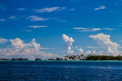 Bello paesaggio tropicale della spiaggia in Maldive Fotografia Stock Libera da Diritti Bello paesaggio tropicale della spiaggia in Maldive Fotografia Stock Libera da Diritti