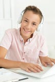 Bello ragazzo che per mezzo del computer portatile moderno Fotografie Stock Libere da Diritti Bello ragazzo che per mezzo del computer portatile moderno Fotografie Stock Libere da Diritti