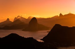 Bello Rio de Janeiro Sunset con le montagne Immagine Stock Libera da Diritti Bello Rio de Janeiro Sunset con le montagne Immagine Stock Libera da Diritti