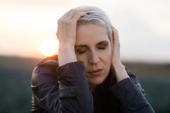 Bello ritratto alla luce solare di sera, umore pensieroso della donna fotografia stock libera da diritti Bello ritratto alla luce solare di sera, umore pensieroso della donna fotografia stock libera da diritti