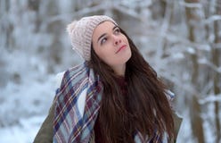 Bello ritratto con la sciarpa, freddo di modello allegro della ragazza nel parco di inverno Felice godendo della natura fotografia stock libera da diritti Bello ritratto con la sciarpa, freddo di modello allegro della ragazza nel parco di inverno Felice godendo della natura fotografia stock libera da diritti