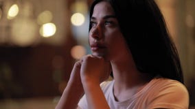 Bello ritratto sveglio della donna alla città di notte stock footage Bello ritratto sveglio della donna alla città di notte stock footage