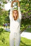 Bello sorriso di estate della natura del parco di verde di ginnastica di sport della donna fotografia stock libera da diritti Bello sorriso di estate della natura del parco di verde di ginnastica di sport della donna fotografia stock libera da diritti