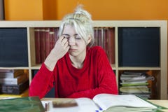 Bello studente assonnato annoiato e stanco che sbadiglia nel morni immagini stock libere da diritti Bello studente assonnato annoiato e stanco che sbadiglia nel morni immagini stock libere da diritti
