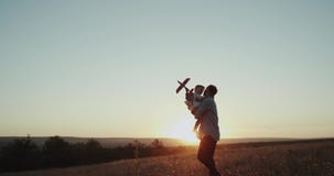 Bello tramonto, papà con suo figlio, tre anni, giocanti e passare un campo, appena vista impressionante archivi video Bello tramonto, papà con suo figlio, tre anni, giocanti e passare un campo, appena vista impressionante archivi video
