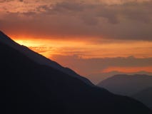 Bello tramonto romantico al peruviano le Ande immagini stock Bello tramonto romantico al peruviano le Ande immagini stock