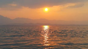 Bello tramonto sopra il lago Phayao, Tailandia fotografie stock libere da diritti Bello tramonto sopra il lago Phayao, Tailandia fotografie stock libere da diritti