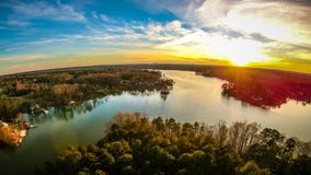 Bello tramonto sopra il wylie Carolina del Sud del lago immagini stock libere da diritti Bello tramonto sopra il wylie Carolina del Sud del lago immagini stock libere da diritti