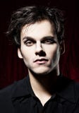 Bello uomo prima di trasformarsi in un vampiro immagini stock Bello uomo prima di trasformarsi in un vampiro immagini stock