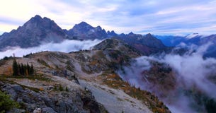 Bello Washington Autumn Nature Scenery - traccia del ciclo del passaggio dell'acero immagini stock libere da diritti Bello Washington Autumn Nature Scenery - traccia del ciclo del passaggio dell'acero immagini stock libere da diritti