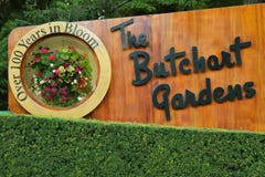 Bem-vindos de madeira assinam dentro jardins de Butchart imagem de stock Bem-vindos de madeira assinam dentro jardins de Butchart imagem de stock