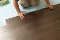 Bemanna installation av den Wood durken för den nya laminaten fotografering för bildbyråer Bemanna installation av den Wood durken för den nya laminaten fotografering för bildbyråer