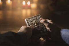 Bemannen Sie das Ablesen der heiligen Bibel und das Beten in der Kirche stockfotos Bemannen Sie das Ablesen der heiligen Bibel und das Beten in der Kirche stockfotos