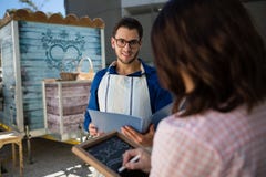 Bemannen Sie das Betrachten des Mitarbeiterschreibensmenüs durch Lebensmittel-LKW lizenzfreies stockbild Bemannen Sie das Betrachten des Mitarbeiterschreibensmenüs durch Lebensmittel-LKW lizenzfreies stockbild