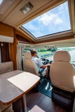 Bemannen Sie das Fahren auf eine Straße im Reisemobil RV stockfoto Bemannen Sie das Fahren auf eine Straße im Reisemobil RV stockfoto