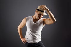 Bemannen Sie Mode-Modell, stilvolle junger Mann tragende Fedorahutstellung stockbilder Bemannen Sie Mode-Modell, stilvolle junger Mann tragende Fedorahutstellung stockbilder