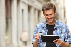 Bemannen Sie online kaufen mit einer Kreditkarte und einer Tablette stockbilder Bemannen Sie online kaufen mit einer Kreditkarte und einer Tablette stockbilder