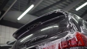 Bemannen Sie ` s Auto der Arbeitskraft waschende Leichtmetallr?der auf einer Waschanlage Waschanlage waschen das Auto an der Wasc lizenzfreie stockfotografie Bemannen Sie ` s Auto der Arbeitskraft waschende Leichtmetallr?der auf einer Waschanlage Waschanlage waschen das Auto an der Wasc lizenzfreie stockfotografie