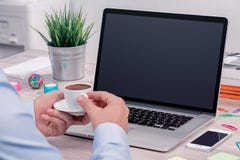 Bemannt Hände mit Tasse Kaffee vor offenem Laptopmodell auf Schreibtisch stockfoto Bemannt Hände mit Tasse Kaffee vor offenem Laptopmodell auf Schreibtisch stockfoto