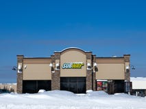 BEMIDJI, MN - 8 FEBRUARI 2018: Metrorestaurant en in de winter met sneeuw en blauwe hemel royalty-vrije stock fotografie BEMIDJI, MN - 8 FEBRUARI 2018: Metrorestaurant en in de winter met sneeuw en blauwe hemel royalty-vrije stock fotografie