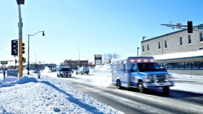 BEMIDJI MN - 8 FEBRUARI 2019: Två ambulanser rusar till ett nödläge royaltyfri fotografi BEMIDJI MN - 8 FEBRUARI 2019: Två ambulanser rusar till ett nödläge royaltyfri fotografi