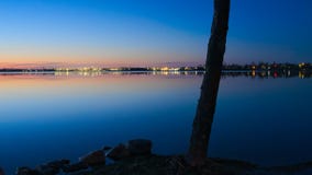 Bemidji, Минесота через озеро Ирвинга после захода солнца стоковые изображения rf Bemidji, Минесота через озеро Ирвинга после захода солнца стоковые изображения rf