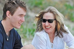 Bemuttern Sie das lachende lächelnde Lieben, Zeit mit Sohn auf Sommerstrandurlaub teilend lizenzfreie stockbilder Bemuttern Sie das lachende lächelnde Lieben, Zeit mit Sohn auf Sommerstrandurlaub teilend lizenzfreie stockbilder