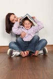 Bemuttern Sie den Tochterausbildungsspaß, der erlernt zu lesen lizenzfreie stockfotografie Bemuttern Sie den Tochterausbildungsspaß, der erlernt zu lesen lizenzfreie stockfotografie