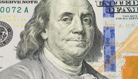 Ben Franklin hace frente en nosotros a la macro extrema de 100 billetes de dólar, primer del dinero de Estados Unidos foto de archivo Ben Franklin hace frente en nosotros a la macro extrema de 100 billetes de dólar, primer del dinero de Estados Unidos foto de archivo