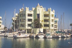 BENALMADENA SPANIEN - MAJ 5,2013: sikt av den Puerto marina i Benalm arkivbilder BENALMADENA SPANIEN - MAJ 5,2013: sikt av den Puerto marina i Benalm arkivbilder