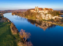 Benedictineabbotskloster och kyrka i Tyniec nära Krakow, Polen och V Benedictineabbotskloster och kyrka i Tyniec nära Krakow, Polen och V
