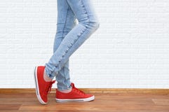 Benen in jeans en tennisschoenen stock foto's Benen in jeans en tennisschoenen stock foto's