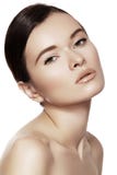 Benessere & bellezza della stazione termale Modello con pelle pulita & trucco naturale immagine stock libera da diritti Benessere & bellezza della stazione termale Modello con pelle pulita & trucco naturale immagine stock libera da diritti