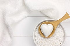 Benessere bianco con sale da bagno, la bomba del bagno e l'asciugamano fotografie stock Benessere bianco con sale da bagno, la bomba del bagno e l'asciugamano fotografie stock
