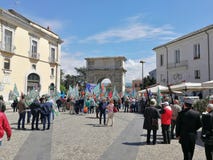Benevento - demostración del sindicato en el Arco Traiano fotografía de archivo Benevento - demostración del sindicato en el Arco Traiano fotografía de archivo