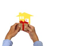 Bens imobiliários e de casa do presente conceito novo, mão do homem de negócios que guarda b imagem de stock royalty free Bens imobiliários e de casa do presente conceito novo, mão do homem de negócios que guarda b imagem de stock royalty free