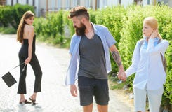 Bent u met me Hipster die tussen twee vrouwen kiezen Liefdedriehoek en threesome Mens die zijn vrouw of meisje bedriegen stock foto's Bent u met me Hipster die tussen twee vrouwen kiezen Liefdedriehoek en threesome Mens die zijn vrouw of meisje bedriegen stock foto's