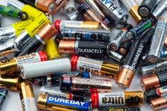 Benutzte verschiedene Batterien liegen in einem Haufen stockfotos Benutzte verschiedene Batterien liegen in einem Haufen stockfotos