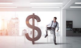 Bepaalde bankiersmens in het moderne cijfer van de bureau binnenlandse brekende dollar Stock Fotografie Bepaalde bankiersmens in het moderne cijfer van de bureau binnenlandse brekende dollar Stock Fotografie