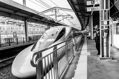Beppu, Japan - 30. Dezember 2009: Shinkansen-Kugelzug-Ankünfte Beppu-Station, Passagiere, die auf einen Zug warten lizenzfreies stockfoto Beppu, Japan - 30. Dezember 2009: Shinkansen-Kugelzug-Ankünfte Beppu-Station, Passagiere, die auf einen Zug warten lizenzfreies stockfoto