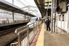 Beppu, Japan - 30. Dezember 2009: Shinkansen-Kugelzug-Ankünfte Beppu-Station, Passagiere, die auf einen Zug warten stockbilder Beppu, Japan - 30. Dezember 2009: Shinkansen-Kugelzug-Ankünfte Beppu-Station, Passagiere, die auf einen Zug warten stockbilder
