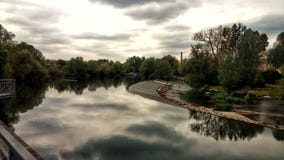 ?ber dem Fluss stockfotografie ?ber dem Fluss stockfotografie