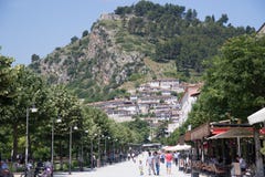 Berat Albanien Juni 2018: Modern del av den Berat staden i Albanien tonat arkivfoton Berat Albanien Juni 2018: Modern del av den Berat staden i Albanien tonat arkivfoton